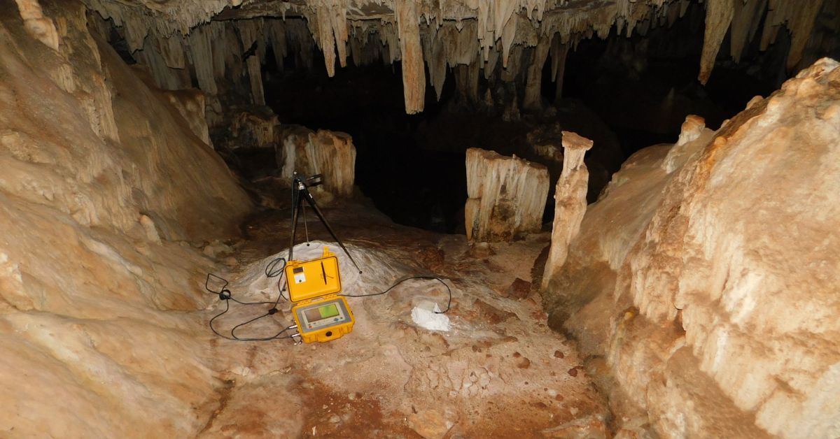 Avaliação sismográfica de detonações próximas às cavidades naturais subterrâneas